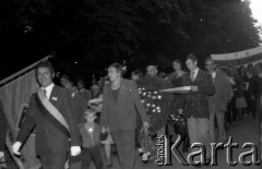 17.09.1981, Częstochowa, Polska.
Uroczystości upamiętniające sowiecką agresję na Polskę w 1939 roku. Przejście po mszy w klasztorze na Jasnej Górze pod Grób Nieznanego Żołnierza. Uczestnicy niosą kwiaty i wieńce, w tle widoczne są transparenty Konfederacji Polski Niepodległej.
Fot. Romana Kahl-Stachniewicz, zbiory Ośrodka KARTA [1981-14]