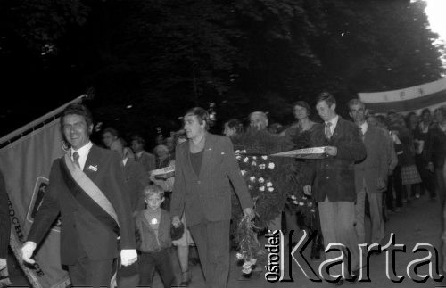 17.09.1981, Częstochowa, Polska.
Uroczystości upamiętniające sowiecką agresję na Polskę w 1939 roku. Przejście po mszy w klasztorze na Jasnej Górze pod Grób Nieznanego Żołnierza. Uczestnicy niosą kwiaty i wieńce, w tle widoczne są transparenty Konfederacji Polski Niepodległej.
Fot. Romana Kahl-Stachniewicz, zbiory Ośrodka KARTA [1981-14]