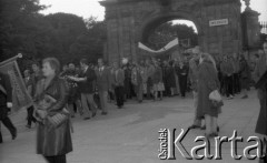 17.09.1981, Częstochowa, Polska.
Uroczystości przy Grobie Nieznanego Żołnierza upamiętniające sowiecką agresję na Polskę w 1939 roku. Przejście po mszy w klasztorze na Jasnej Górze pod Grób Nieznanego Żołnierza. Na drugim planie widoczna jest Brama Lubomirskich.
Fot. Romana Kahl-Stachniewicz, zbiory Ośrodka KARTA [1981-14]