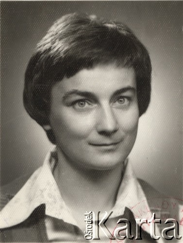 Lata 70-te, Polska.
Portret Romany Kahl-Stachniewicz - uczestniczki Ruchu Obrony Praw Człowieka i Obywatela w latach 1977-1979, działaczki i jednej z założycielek Konfederacji Polski Niepodległej w 1979 roku. Internowana 13.12.1981 roku.
Fot. NN, kolekcję zdjęć przekazała Romana Kahl-Stachniewicz.