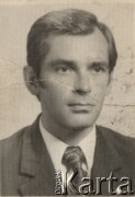Lata 70-te, Polska.
Portret Krzysztofa Gąsiorowskiego (1935-2003). Był uczestnikiem Ruchu Obrony Praw Człowieka i Obywatela i jednym z założycieli Konfederacji Polski Niepodległej w 1979 roku. Współpracował ze Służbą Bezpieczeństwa od 1963 roku.
Fot. NN, kolekcję zdjęć przekazała Romana Kahl-Stachniewicz.