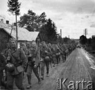 Wrzesień 1939, Sambor, Lwowskie woj., Polska.
Kolumna żołnierzy niemieckich maszeruje na front.
Fot. prof. Heinrich Hoffman, zdjęcia z albumu 