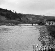 Wrzesień 1939, Polska. Wschodnia
Armia niemiecka w drodze na front, przeprawa przez rzekę, w tle wysadzony most.
Fot. prof. Heinrich Hoffman, zdjęcia z albumu 