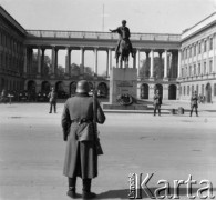 Październik 1939, Warszawa, Polska.
Plac Piłsudskiego, konny pomnik księcia Józefa Poniatowskiego przed pałacem Saskim, obok pomnika stoją żołnierze niemieccy.
Fot. Hugo Jager, zdjęcia z albumu 