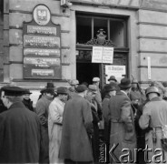 Paüdziernik 1939, Warszawa, Polska.
Mężczyźni przed siedzibą komendantury, przed wojną w budynku mieścił się Najwyższy Sąd Wojskowy oraz prokuratura sądu wojskowego, nad polskimi tablicami orzeł w koronie, nad drzwiami do budynku napis: 