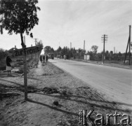 Wrzesień 1939, Warszawa okolice, Polska.
Szosa w okolicach Warszawy, drogowskaz z napisem 