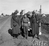 Wrzesień 1939, Warszawa, Polska.
Polscy żołnierze - jeńcy wojenni oraz polska sanitariuszka na drodze w okolicach Warszawy.
Fot. Hugo Jager, zdjęcia z albumu 