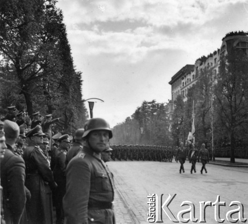 5.10.1939, Warszawa, Polska.
Uroczysta defilada wojsk niemieckich, na trybunie Wódz Naczelny i kanclerz Adolf Hitler.
Fot. Hugo Jager, zdjęcia z albumu 