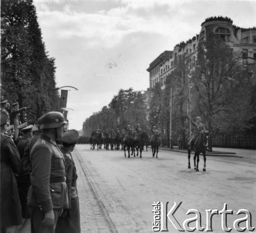 Wrzesień 1939, Warszawa, Polska.
Uroczysta defilada wojsk niemieckich, na trybunie Wódz Naczelny i kanclerz III Rzeszy  Adolf Hitler.
Fot. Hugo Jager, zdjęcia z albumu 