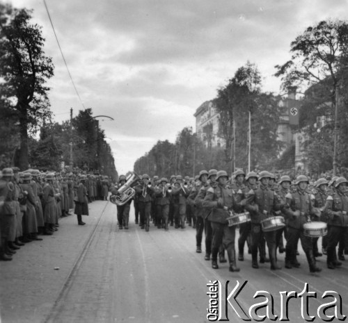 5.10.1939, Warszawa, Polska.
Uroczysta defilada wojsk niemieckich przed Wodzem Naczelnym Adolfem Hitlerem, orkiestra wojskowa.
Fot. Hugo Jager, zdjęcia z albumu 