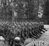 5.10.1939, Warszawa, Polska.
Uroczysta defilada wojsk niemieckich przed Wodzem Naczelnym Adolfem Hitlerem.
Fot. Hugo Jager, zdjęcia z albumu 