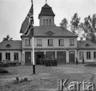 Wrzesień 1939, Łódź, Polska..
Oddział żołnierzy przed budynkiem na lotnisku.
Fot. Hugo Jager, zdjęcia z albumu 