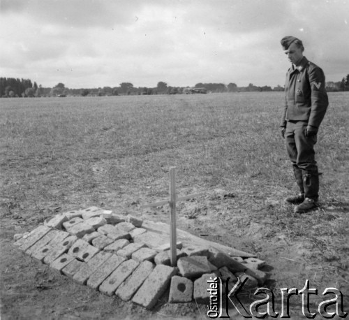 Wrzesień 1939, Nowy Dwór, Polska.
Lotnisko, żołnierz niemiecki koło grobu kolegi.
Fot. Hugo Jager, zdjęcia z albumu 