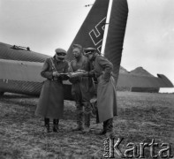 Wrzesień 1939, Warszawa, Polska.
Żołnierze niemieccy koło samolotu kurierskiego.
Fot. Hugo Jager, zdjęcia z albumu 