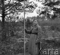 Wrzesień- listopad 1939, Polska. Wschodnia
Żołnierz sowiecki z tyczką podczas wytyczania linii demarkacyjnej.
Fot. Hugo Jager, zdjęcia z albumu 