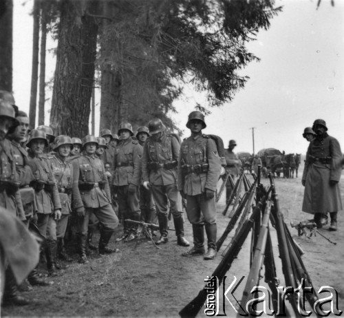 Wrzesień 1939, Polska.
Odpoczynek oddziałów niemieckich przed wymarszem na front.
Fot. Hugo Jager, zdjęcia z albumu 