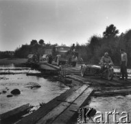 Wrzesień 1939, Jasło okolice, Polska.
Przeprawa jednostek niemieckich przez prowizoryczny most.
Fot. prof. Heinrich Hoffmann, zdjęcia z albumu 