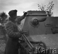 Wrzesień 1939, Polska.
Czołg niemiecki, żołierz pokazuje miejsce celnego trafienia.
Fot. Hugo Jager, zdjęcia z albumu 