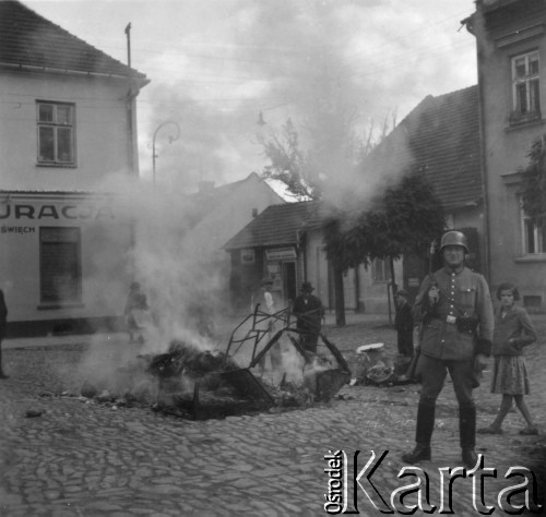 Wrzesień 1939, Myślenice, Polska.
Palenie żydowskiego mienia na rynku miasta.
Fot. prof. Heinrich Hoffmann, zdjęcia z albumu 