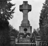 Wrzesień 1939, Gorlice, Polska.
Wieńce złożone przez strzelców górskich pod pomnikiem na cmentarzu żołnierzy niemieckich poległych w 1915 roku.
Fot. prof. Heinrich Hoffmann, zdjęcia z albumu 