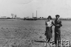 1938-1939, Dęblin, woj. Lublin, Polska.
 Tadeusz Hojden z dziewczyną.
 Fot. NN, album lotnika Tadusza Hojdena udostępniła Marzena Deniszczuk-Czerniecka
   

