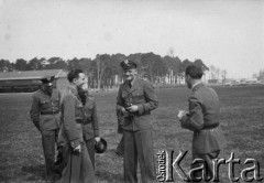 1938-1939, Dęblin, woj. Lublin, Polska.
 Lotnisko dęblińskiej szkoły lotniczej, grupa pilotów.
 Fot. NN, album lotnika Tadusza Hojdena udostępniła Marzena Deniszczuk-Czerniecka
   
