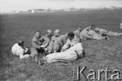 1938-1939, Dęblin, woj. Lublin, Polska.
 Lotnisko dęblińskiej szkoły lotniczej, grupa pilotów.
 Fot. NN, album lotnika Tadusza Hojdena udostępniła Marzena Deniszczuk-Czerniecka
   

