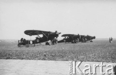 1938-1939, Dęblin, woj. Lublin, Polska.
 Samoloty Lublin R-XIII na lotnisku.
 Fot. NN, album lotnika Tadusza Hojdena udostępniła Marzena Deniszczuk-Czerniecka
   
