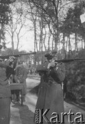 1938-1939, Dęblin, woj. Lublin, Polska.
 Strzelanie, Tadeusz Hojden z karabinem.
 Fot. NN, album lotnika Tadusza Hojdena udostępniła Marzena Deniszczuk-Czerniecka
   
