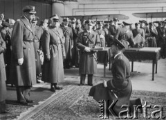 1938-1939, Dęblin, woj. Lublin, Polska.
 Uroczystości w szkole lotniczej (prawdopodobnie promocja), najwyższy - gen. Ludomił Rayski.
 Fot. NN, album lotnika Tadusza Hojdena udostępniła Marzena Deniszczuk-Czerniecka
   
