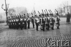 Listopad 1938, Warszawa, Polska.
 Dzień Podchorążego - defilada słuchaczy szkół wojskowych w strojach z czasów Powstania Listopadowego.
 Fot. NN, album lotnika Tadusza Hojdena udostępniła Marzena Deniszczuk-Czerniecka
   
