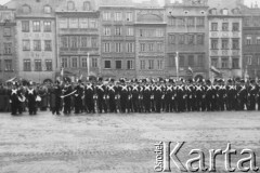 Listopad 1938, Warszawa, Polska.
 Dzień Podchorążego - defilada słuchaczy szkół wojskowych w strojach z czasów Powstania Listopadowego.
 Fot. NN, album lotnika Tadusza Hojdena udostępniła Marzena Deniszczuk-Czerniecka
   
