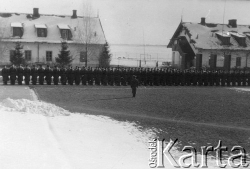 1938-1939, Dęblin, woj. Lublin, Polska.
 Szkoła Podchorążych Lotnictwa w Dęblinie, apel.
 Fot. NN, album lotnika Tadusza Hojdena udostępniła Marzena Deniszczuk-Czerniecka
   
