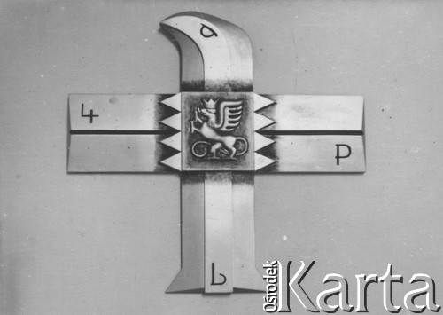 1938-1939, Polska.
Odznaka pułku lotniczego.
Fot. NN, album lotnika Tadusza Hojdena udostępniła Marzena Deniszczuk-Czerniecka
 
