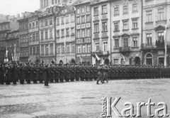 Listopad 1938, Warszawa, Polska.
 Dzień Podchorążego, uroczystości na Rynku Starego Miasta.
 Fot. NN, album lotnika Tadusza Hojdena udostępniła Marzena Deniszczuk-Czerniecka
   
