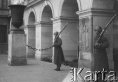 Listopad 1938, Warszawa, Polska.
 Dzień Podchorążego, warta przy Grobie Nieznanego Żołnierza.
 Fot. NN, album lotnika Tadusza Hojdena udostępniła Marzena Deniszczuk-Czerniecka
   
