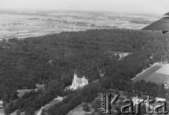 1938-1939, brak miejsca, Polska.
 Fotografia lotnicza, kościół wśród lasów.
 Fot. NN, album lotnika Tadusza Hojdena udostępniła Marzena Deniszczuk-Czerniecka
   
