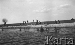 1938-1939, Dęblin, woj. Lublin, Polska.
 Słuchacze Szkoły Podchorążych Lotnictwa.
 Fot. NN, album lotnika Tadusza Hojdena udostępniła Marzena Deniszczuk-Czerniecka
   
