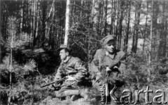 19-24.04.1944, Puszcza Rudnicka, pow. wileńsko-trocki, Komisariat Rzeszy Wschód, III Rzesza Niemiecka.
Oddział partyzancki Bazy z Kedywu Komendy Okręgu Wileńskiego AK. Na zdjęciu prawdopodobnie Bohdan Nagórski 