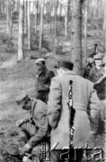 19.04.1944, Kopy, pow. wileńsko-trocki, Komisariat Rzeszy Wschód, III Rzesza Niemiecka.
Ćwiczenia strzeleckie oddziału partyzanckiego Bazy z Kedywu Komendy Okręgu Wileńskiego AK. Przy rkm leży Witold Piotrowicz 