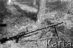 19.04.1944, Kopy, pow. wileńsko-trocki, Komisariat Rzeszy Wschód, III Rzesza Niemiecka.
Ćwiczenia strzeleckie oddziału partyzanckiego Bazy z Kedywu Komendy Okręgu Wileńskiego AK. Zdobyczny niemiecki karabin maszynowy MG 34.
Fot. Jan Wojciechowski, zbiory Ośrodka KARTA, kolekcja BAZY-MIÓD [sygn. 11/7]

