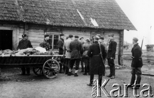 24.04.1944, Pasieki Kiejdziańskie, pow. wileńsko-trocki, Komisariat Rzeszy Wschód, III Rzesza Niemiecka.
Oddział partyzancki Bazy z Kedywu Komendy Okręgu Wileńskiego AK. Grupa partyzantów eskortująca wykradzione z niemieckiego magazynu koło Jaszun bomby lotnicze.
Fot. Jan Wojciechowski, zbiory Ośrodka KARTA, kolekcja BAZY-MIÓD [sygn. 15/3]

