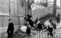 15.07.1944, Wilno.
Mieszkańcy Wilna wracający do domów po przejściu frontu. Pierwszy z prawej NN z oddziału partyzanckiego Bazy z Kedywu Komendy Okręgu Wileńskiego AK.
Fot. Zygmunt Zniszczyński, zbiory Ośrodka KARTA, kolekcja BAZY-MIÓD [sygn. 04/09]

