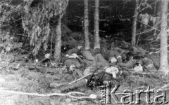 18.07.1944, Puszcza Rudnicka, pow. Wileńsko-Trocki.
Oddział partyzancki Bazy z Kedywu Komendy Okręgu Wileńskiego AK. Partyzanci śpią po wyczerpującym nocnym marszu do puszczy - ucieczce przed rozbrojeniem przez sowietów.
Fot. Zygmunt Zniszczyński, zbiory Ośrodka KARTA, kolekcja BAZY-MIÓD [sygn. 14/1]
