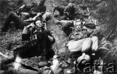 20-21.07.1944, Puszcza Rudnicka, pow. Wileńsko-Trocki.
Oddział partyzancki Bazy z Kedywu Komendy Okręgu Wileńskiego AK. Odpoczynek w marszu. Z lewej, u góry Edward Jeleński 