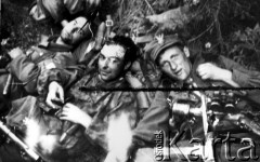 20-23.07.1944, Puszcza Rudnicka, pow. Wileńsko-Trocki.
Oddział partyzancki Bazy z Kedywu Komendy Okręgu Wileńskiego AK. Odpoczynek w czasie marszu. Od lewej: prawdopodobnie Jan Leszczyński 