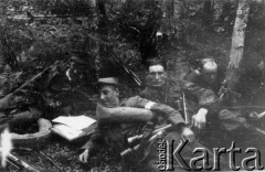 19-20.07.1944, Puszcza Rudnicka, pow. Wileńsko-Trocki.
Oddział partyzancki Bazy z Kedywu Komendy Okręgu Wileńskiego AK. Postój w czasie marszu. Od lewej leżą: plut. pchor. Andrzej Święcicki 