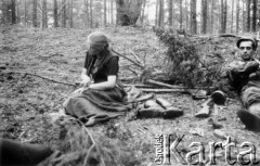20-21.07.1944, Puszcza Rudnicka, pow. Wileńsko-Trocki.
Oddział partyzancki Bazy z Kedywu Komendy Okręgu Wileńskiego AK. Tymczasowy leśny biwak. NN kobieta i partyzant.
Fot. Zygmunt Zniszczyński, zbiory Ośrodka KARTA, kolekcja BAZY-MIÓD [sygn. 7/09]

