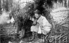 20-21.07.1944, Puszcza Rudnicka, pow. Wileńsko-Trocki.
Oddział partyzancki Bazy z Kedywu Komendy Okręgu Wileńskiego AK. Tymczasowy leśny biwak.
Fot. Zygmunt Zniszczyński, zbiory Ośrodka KARTA, kolekcja BAZY-MIÓD [sygn. 7/10]

