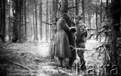 20-21.07.1944, Puszcza Rudnicka, pow. Wileńsko-Trocki.
Oddział partyzancki Bazy z Kedywu Komendy Okręgu Wileńskiego AK. Tymczasowy leśny biwak. Od lewej stoją: Jan Wojciechowski 